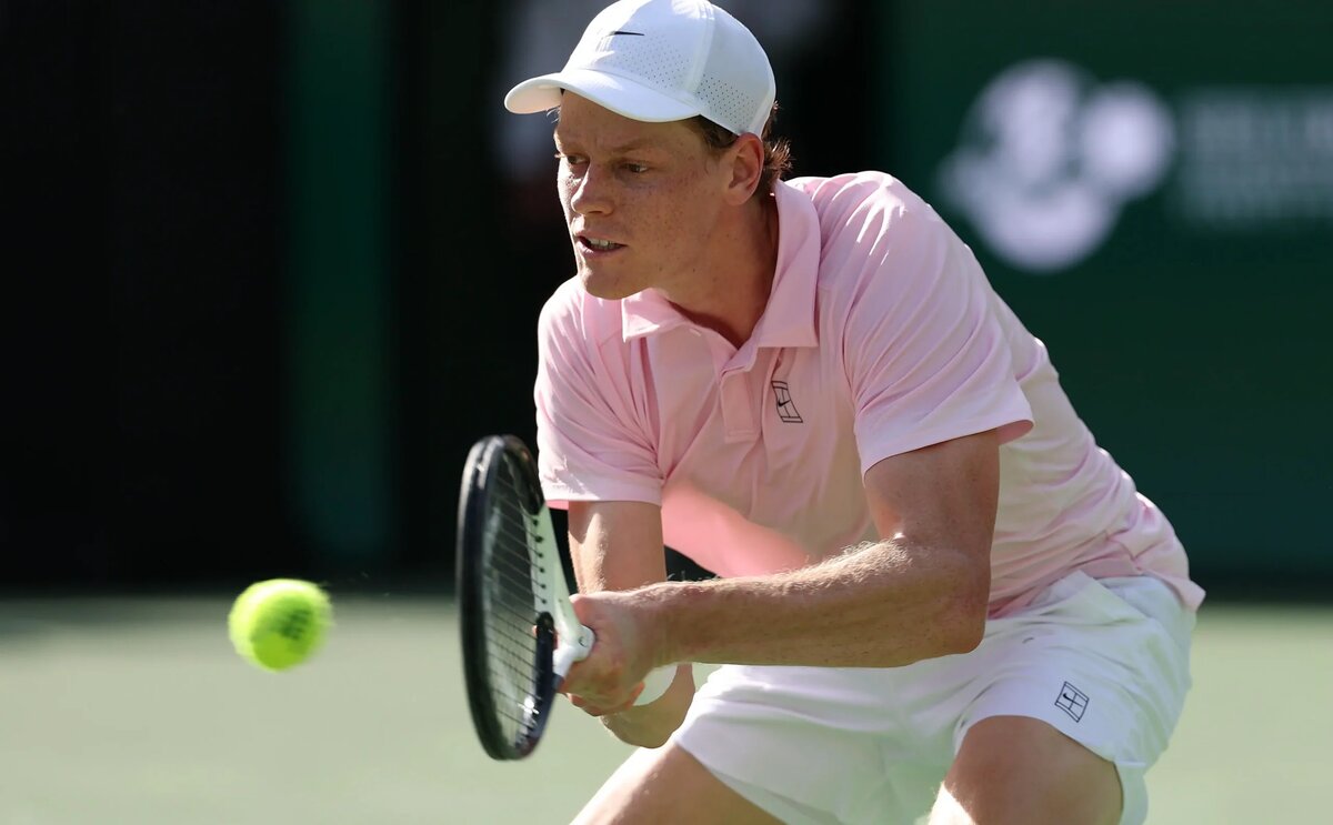    Источник: Янник Синнер Фото: Clive Brunskill / Getty Images. rbc.ru Сергей Гуляев