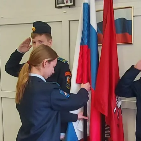 Церемония поднятия Государственного флага Российской Федерации в ШК7