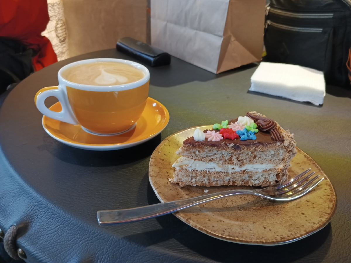 Каучино с кедровым орешком и киевский. Фото Галины Малышевой