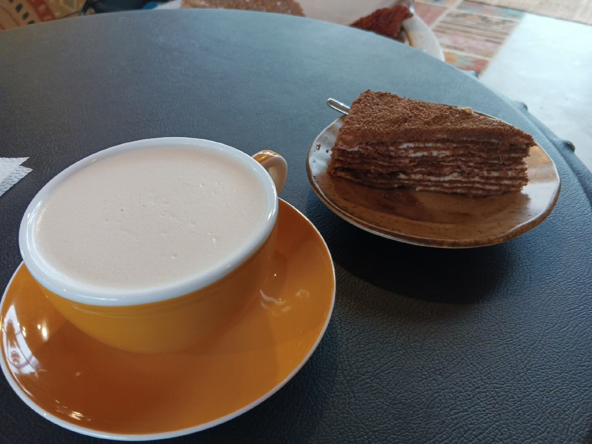 Флет уайт и медовик. Фото Галины Малышевой