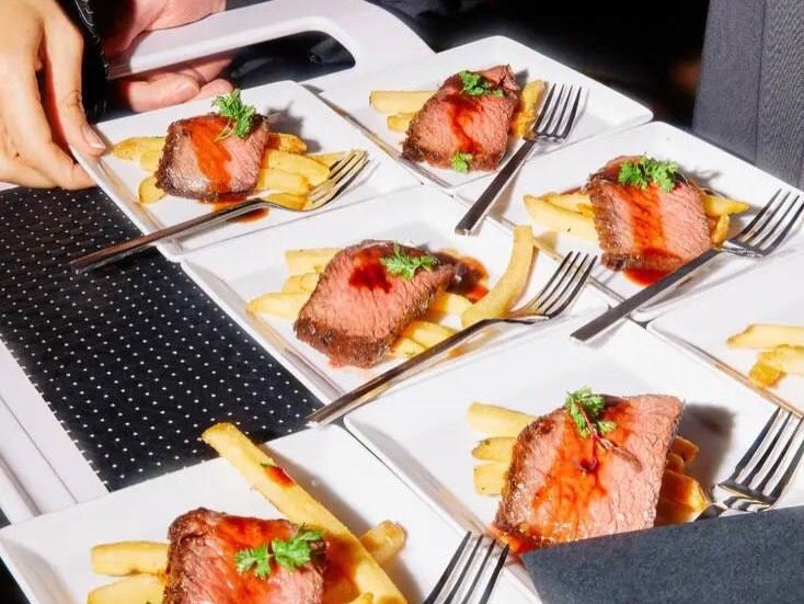 Cтейки из вагю с картофелем фри/фото: wolfgangpuck (X.com)