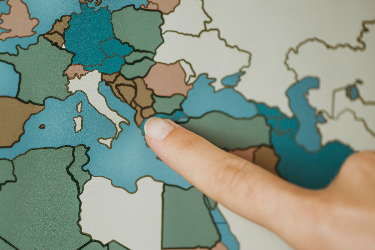 Евродепутаты указывали куда угодно, только не на Иран. Фото: Freepik