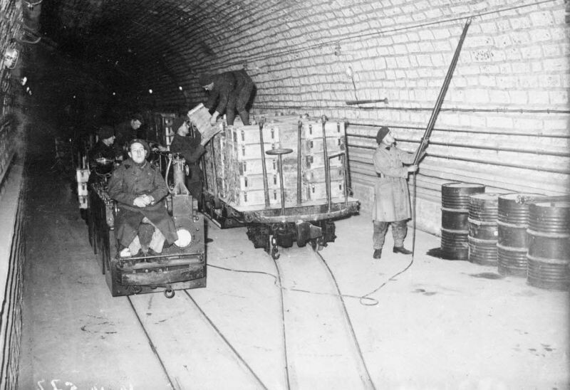 Электровоз тянет вагончики по подземной галерее форта «Хакенберг» линии Мажино.