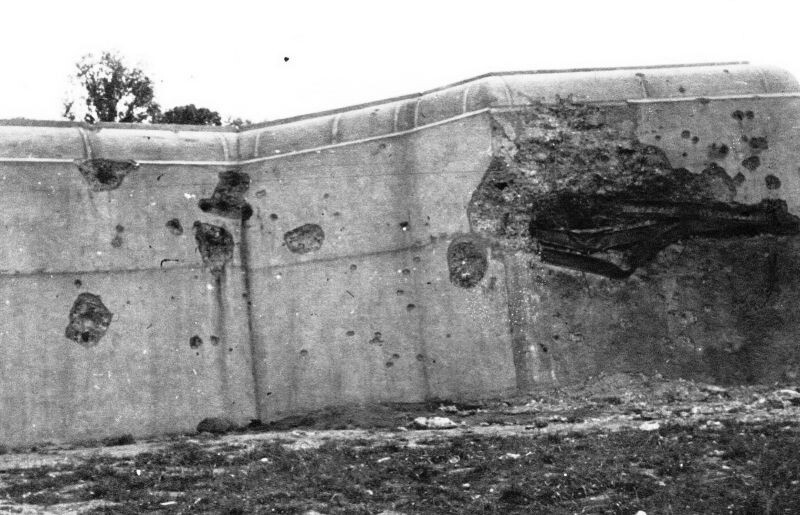 Захваченный французский ДОТ на линии Мажино со следами от попадания немецких артиллерийских снарядов.