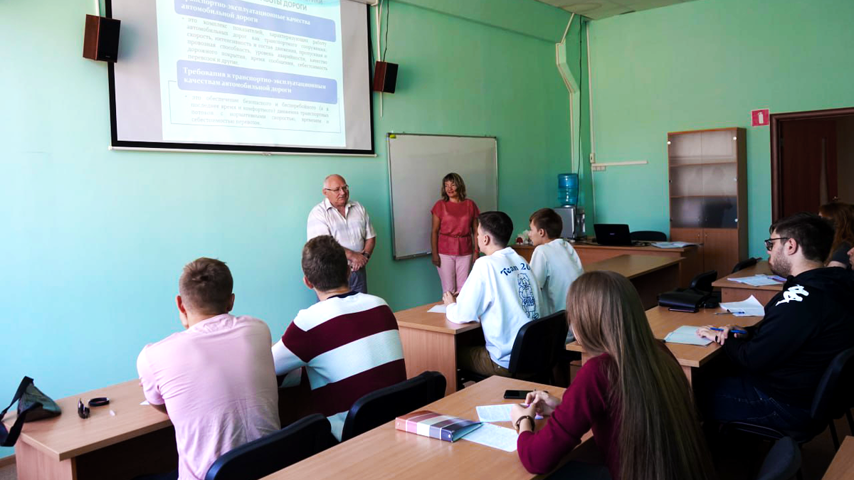 С.Н. Жилин и студенты дорожного направления СГТУ