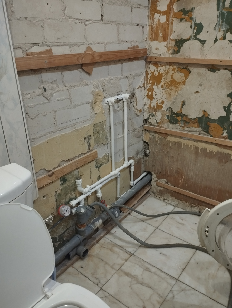 Новенькие трубы. И даже счётчик 