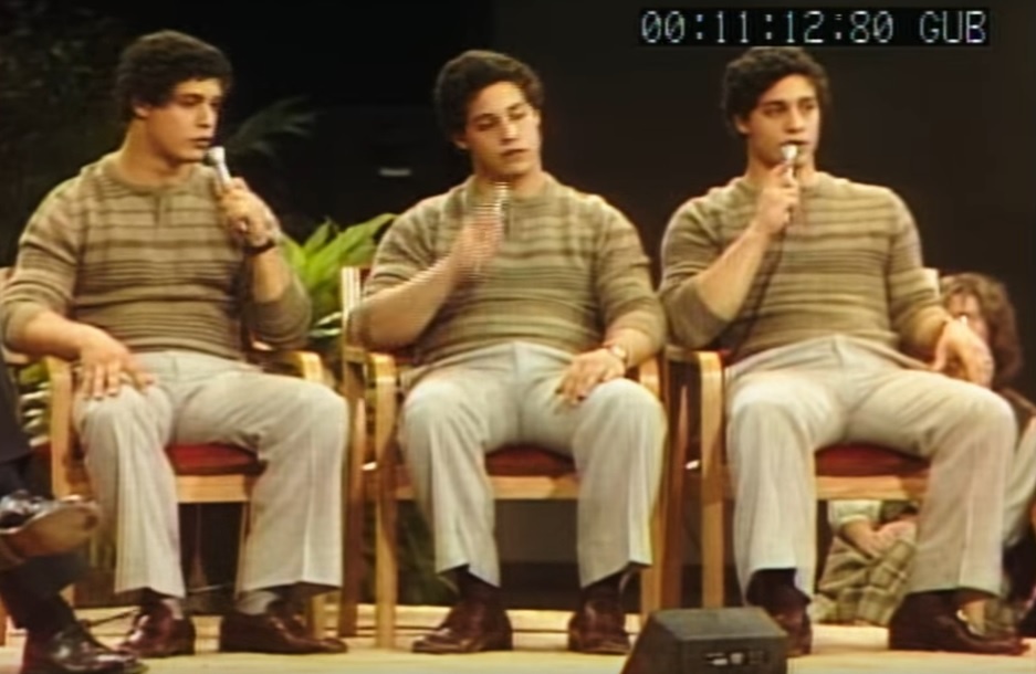 Скриншот документального фильма "Три одинаковых незнакомца" (2018)