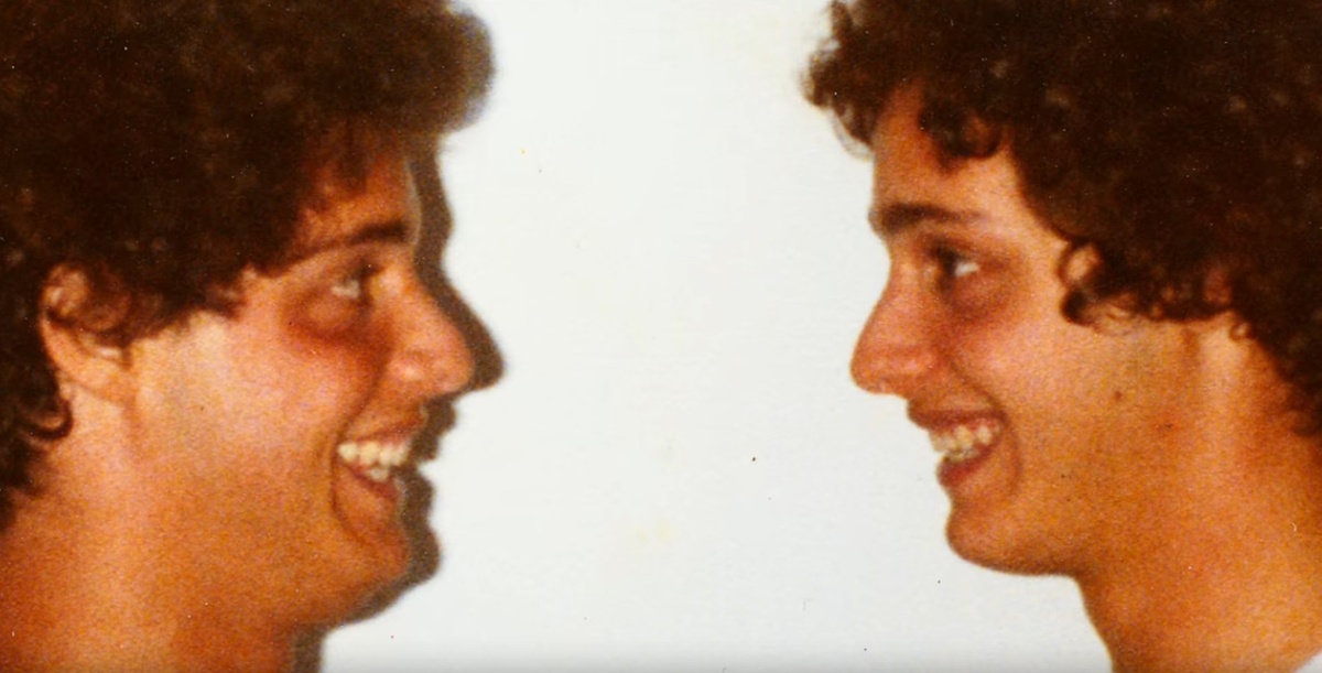 Скриншот документального фильма "Три одинаковых незнакомца" (2018)