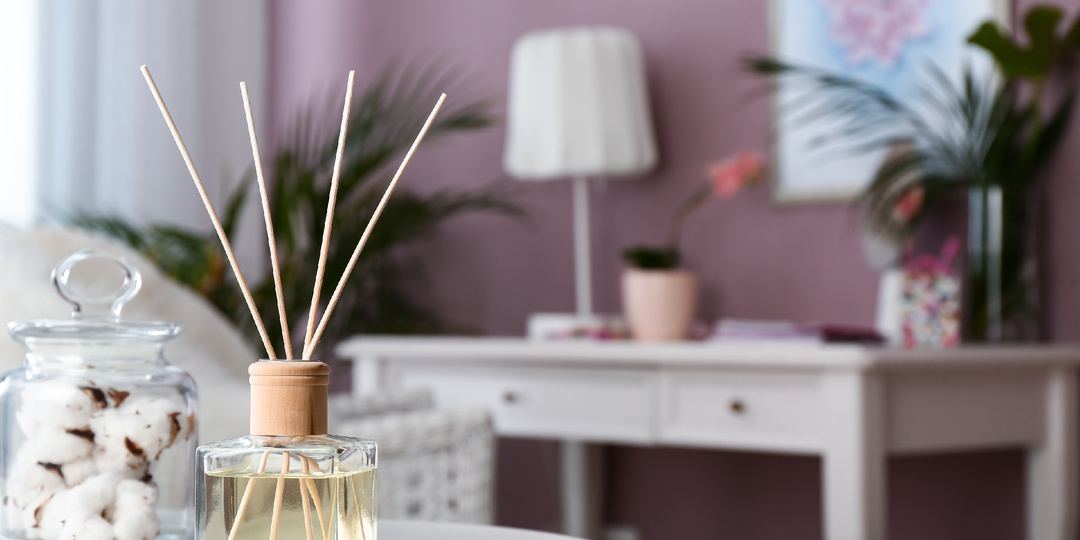 10 дизайн-идей, как сделать квартиру уютной с помощью торшера и аромата