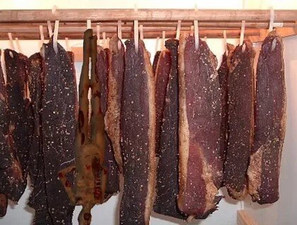    Мясо засаливали, обваливали в специях и развешивали на кухне сушиться, вялиться. Фото: spyurk.cyou.
