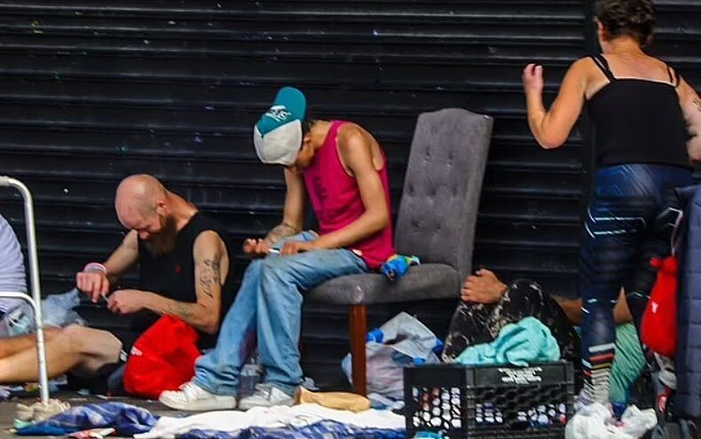 А вот это "тот" народ, американский. Яндекс. Картинки.