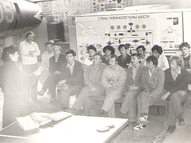 Мама проводит тех.учебу сотрудников цеха авиаремонтного завода. Далёкие 80-е.