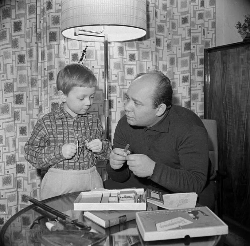 Листайте галерею. Евгений Леонов с сыном