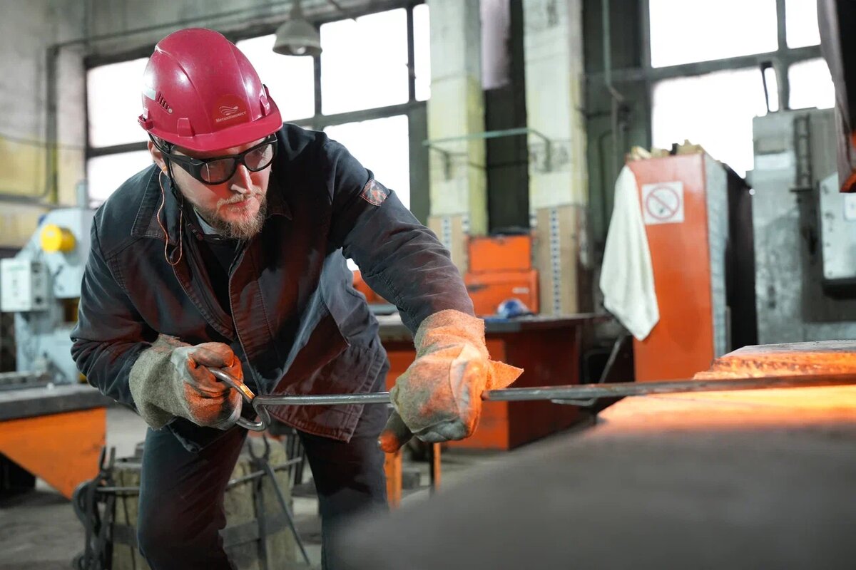 На работе лебединец восстанавливает регулируемые тяги и стойки, делает чеки осей тормозных колодок