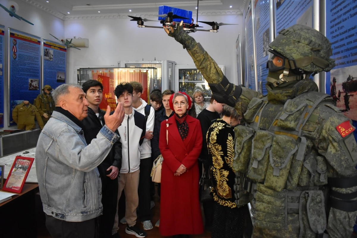    Историк Гафур Шерматов провёл экскурсию по 201-й военной базе школьникам из Таджикистана. Источник: пресс-служба Центрального военного округа.