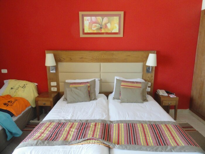 Губернатор Сергей Носов особо подчеркнул необходимость создания яркого запоминающегося дизайна номеров отеля / фото: Vostok.Today