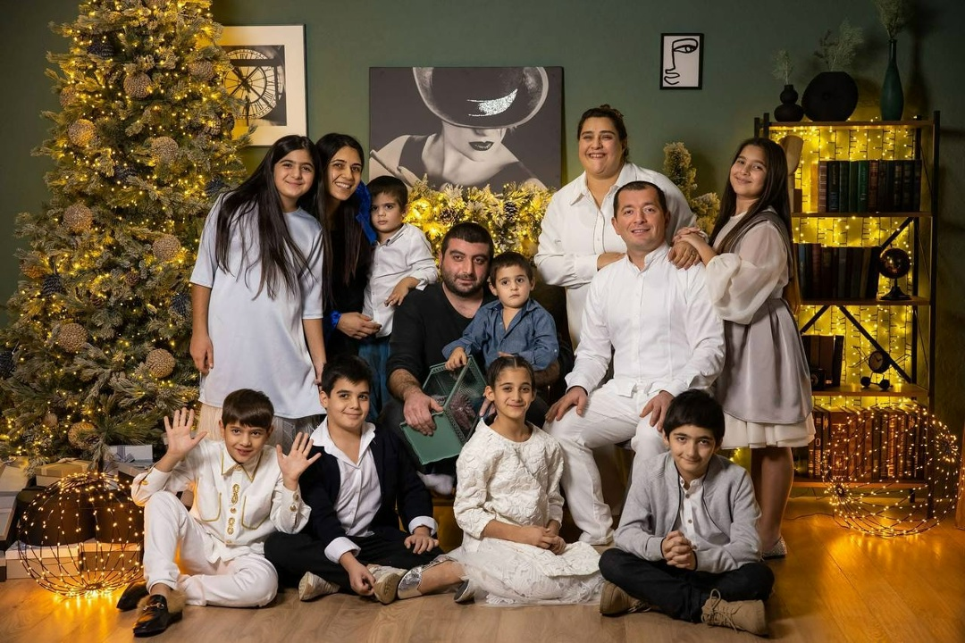 сестры Мариам и Анна с их семьями