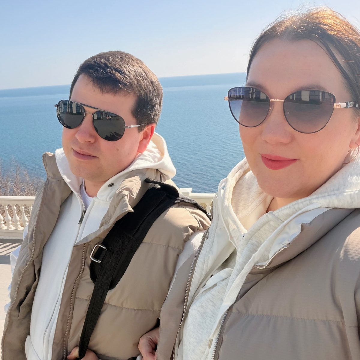 Привет, я Оксана. В марте 2024 года мы переехали из Перми в Анапу. Мы семья медиков. Муж работает на скорой, я занимаюсь детьми (их у нас трое)  и веду блоги в социальных сетях. Подписывайтесь и следите за жизнью многодетной семьи на берегу Черного моря.