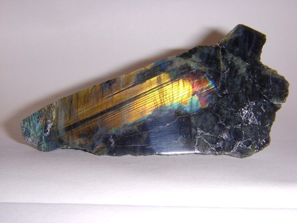 источник: https://en.wikipedia.org/wiki/Labradorite#Spectrolite