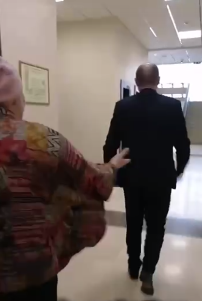 Светлана Панина пытается поговорить с министром, но тот уходит. Скрин видео t.me/c_agriculture