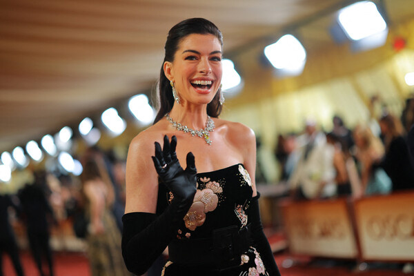 Актриса Энн Хэтэуэй на красной дорожке 98-й церемонии вручения премии «Оскар» в Голливуде, Калифорния, США, 16 марта 2026 года / Carlos Barria/Reuters   📷