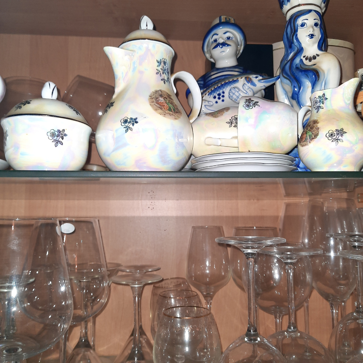 Ну стоит он в общем шкафу, так что в фото попало много чего еще))