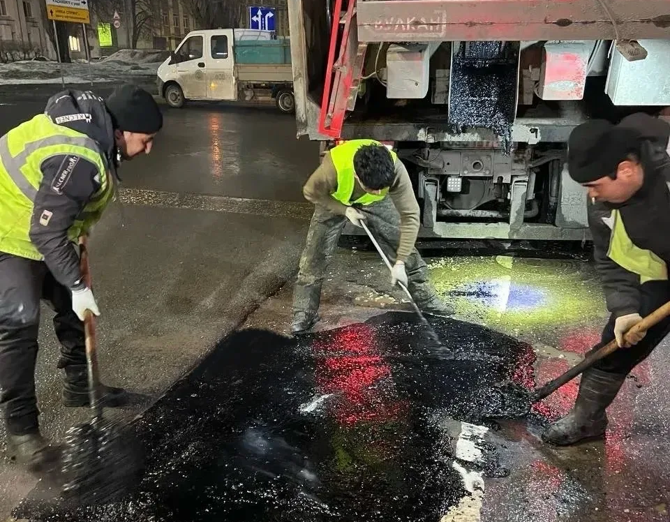    Ранее нижегородцы пожаловались на крупные ямы на проезжей части на Сенной площади