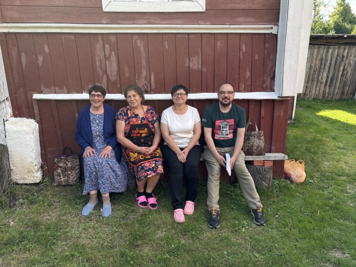 Слева направо: Татьяна Егоровна пекла блины, Анна Ивановна — лепёшки с картошкой, а Наталья Николаевна делала брагу; А Роман, стало быть, накраеведил