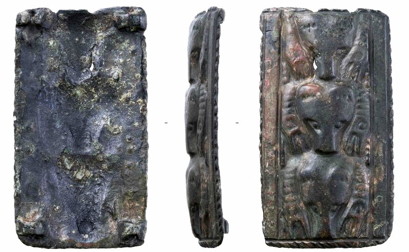    Бронзовая бляха с изображением медведей в жертвенной позе - одна из самых ярких находок Чумыша-Переката. Источник: информационный центр НОЦ алтаистики и тюркологии «Большой Алтай».