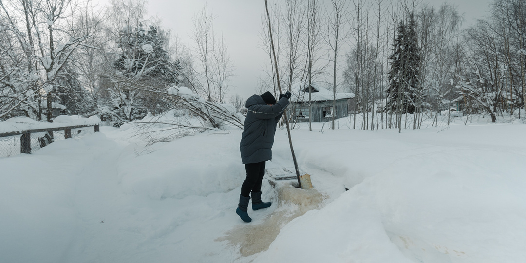 «Я тоже хочу пожить немножко»: репортаж из села, где нет медпомощи, закрывают почту и магазин, а до ближайшей остановки 10 километров