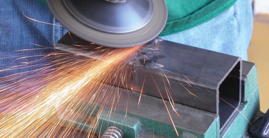 «Ты че мучаешься? Попробуй нормальные круги!»: сосед показал диск для болгарки, после которого я выкинул старые «лепестки»