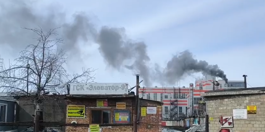 Маслозавод в Балакове вновь «травит» жителей чёрным дымом