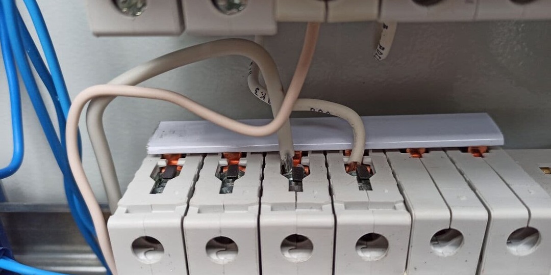 Подбирать автомат строго под кабель – это подход для первокурсников ПТУ: разбираю вечный спор монтажников без заумных терминов