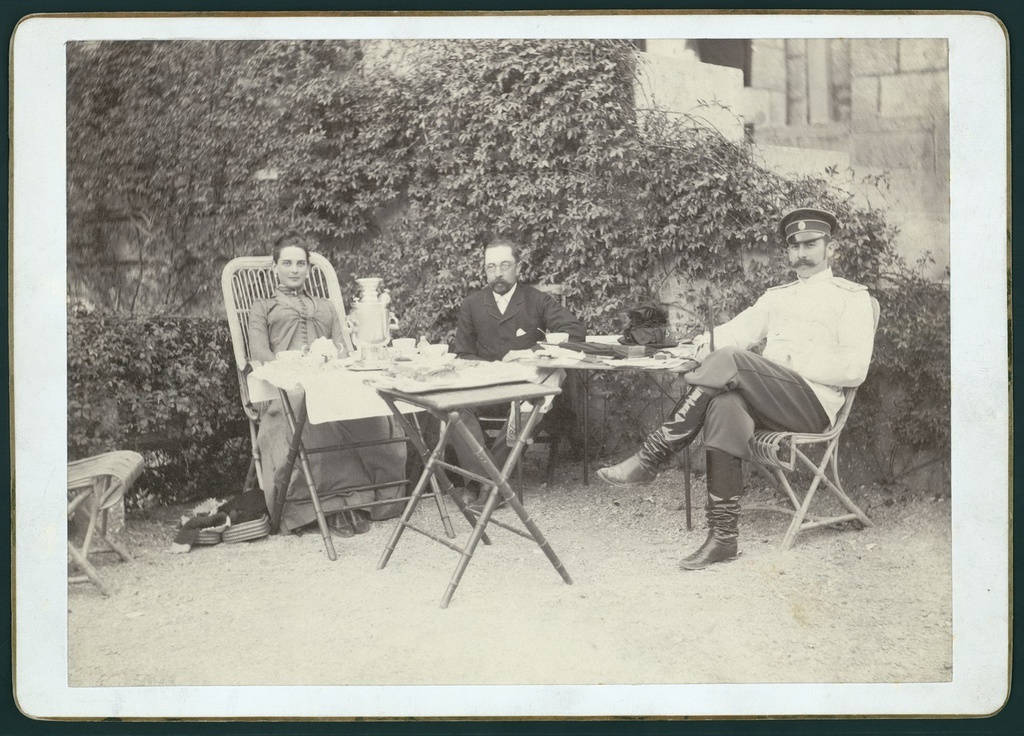 Князья Юсуповы с неизвестным (в центре) в имении Кореиз. Неизвестный автор, 1884 - 1886 год, Таврическая губ., Крым, Государственный музей-усадьба «Архангельское».
