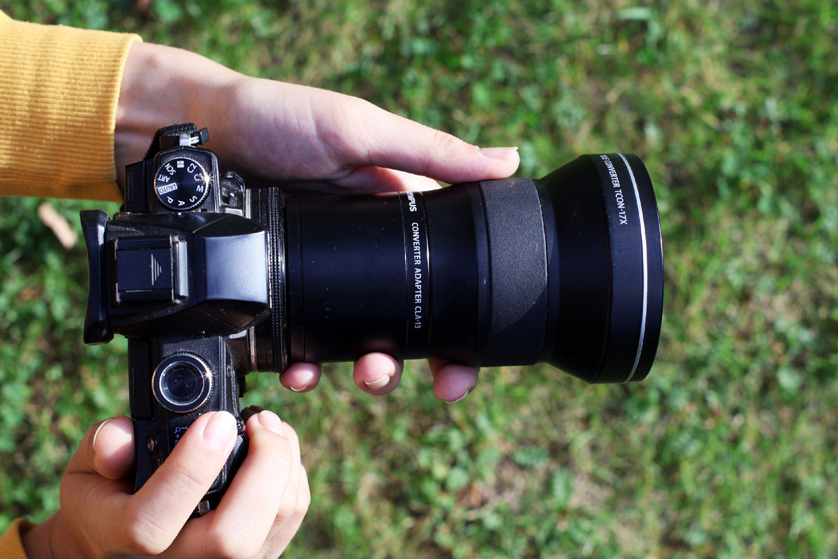 Olympus Stylus 1 с присоединённым телеконвентером Olympus TCON-17X на адаптере CLA-14. Фото автора.