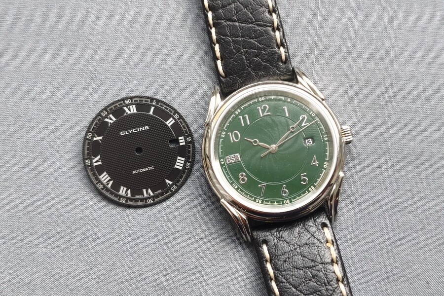 Родной и новый циферблат на одной фотографф