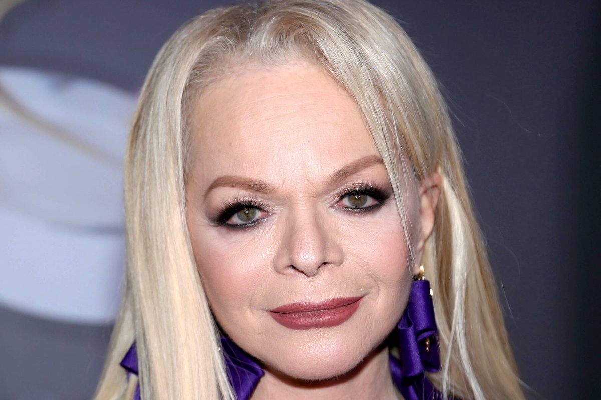     Лариса Долина подала в суд на курьеров, потребовав взыскать с них переданные мошенникам 176 млн рублей