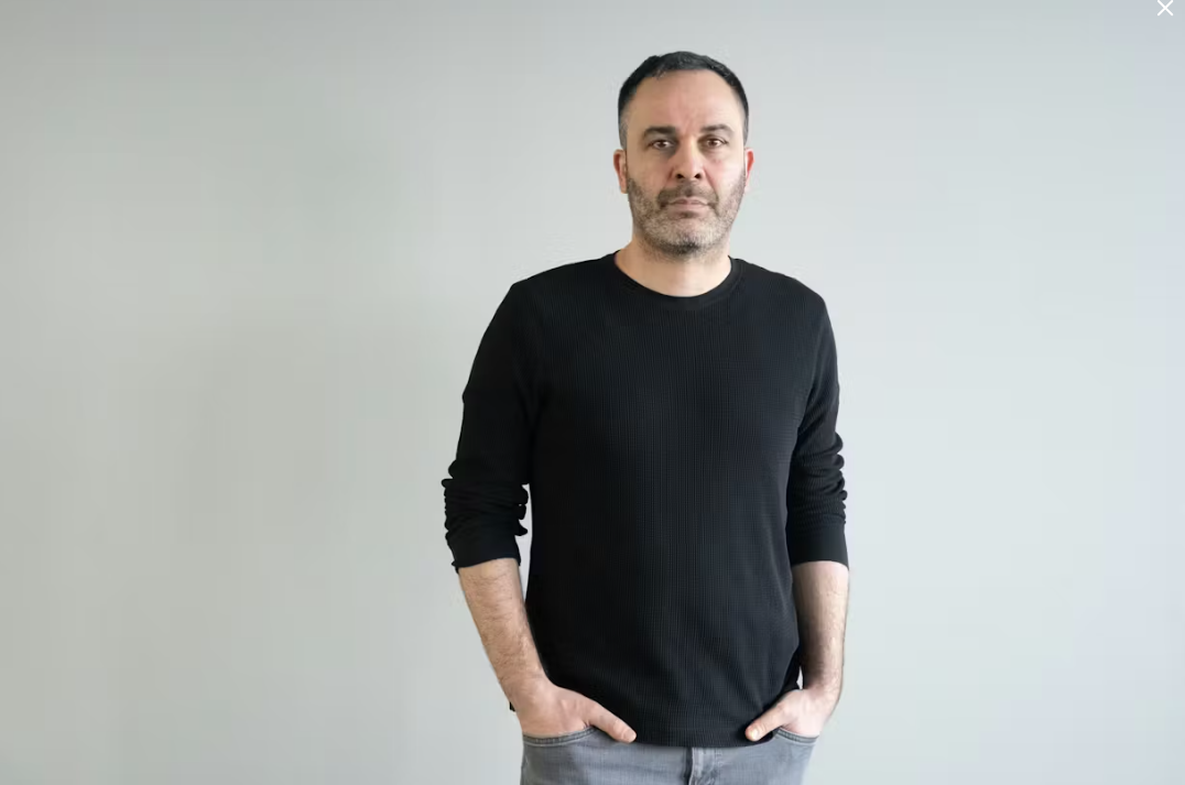 Берлинский журналист Хусейн Догру попал под санкции 20 мая 2025 года в рамках пакета санкций ЕС против России © Lauryn Zoe Hinsch/Berliner Zeitung