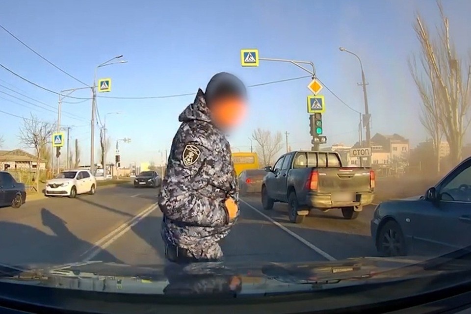    Пострадавшему в ДТП мужчине в Мариуполе оказал помощь сотрудник Росгвардии. Фото: Росгвардия