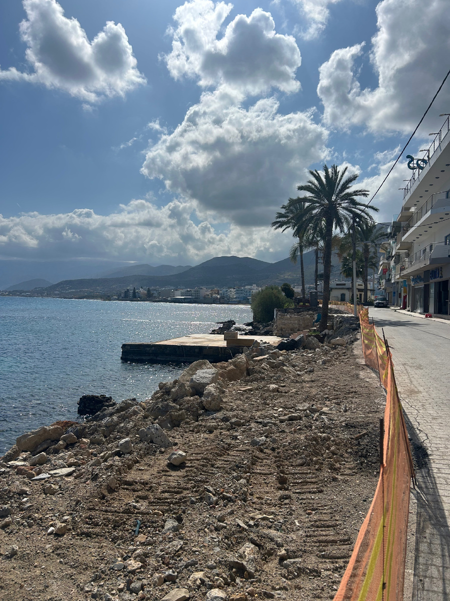 Херсонисос уже не тот. Здесь были кафе, а строят набережную для прогулок (фото автора)