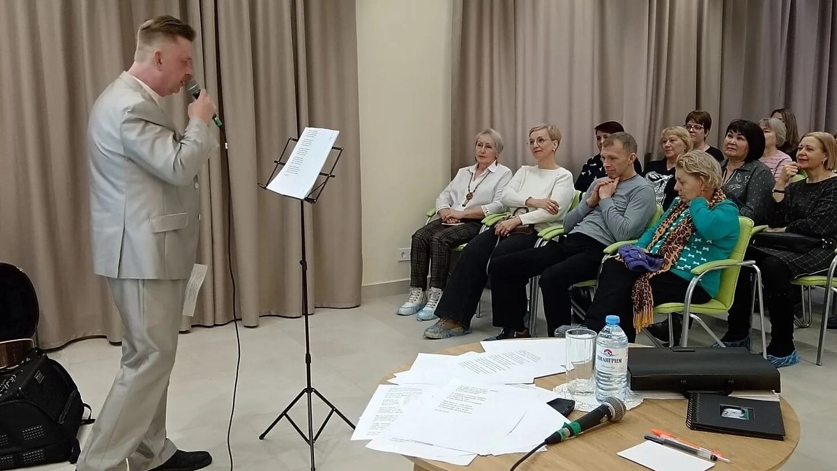     Дмитрий Полтавский читает свои стихи. Фото: библиотечная система Гайского округа.