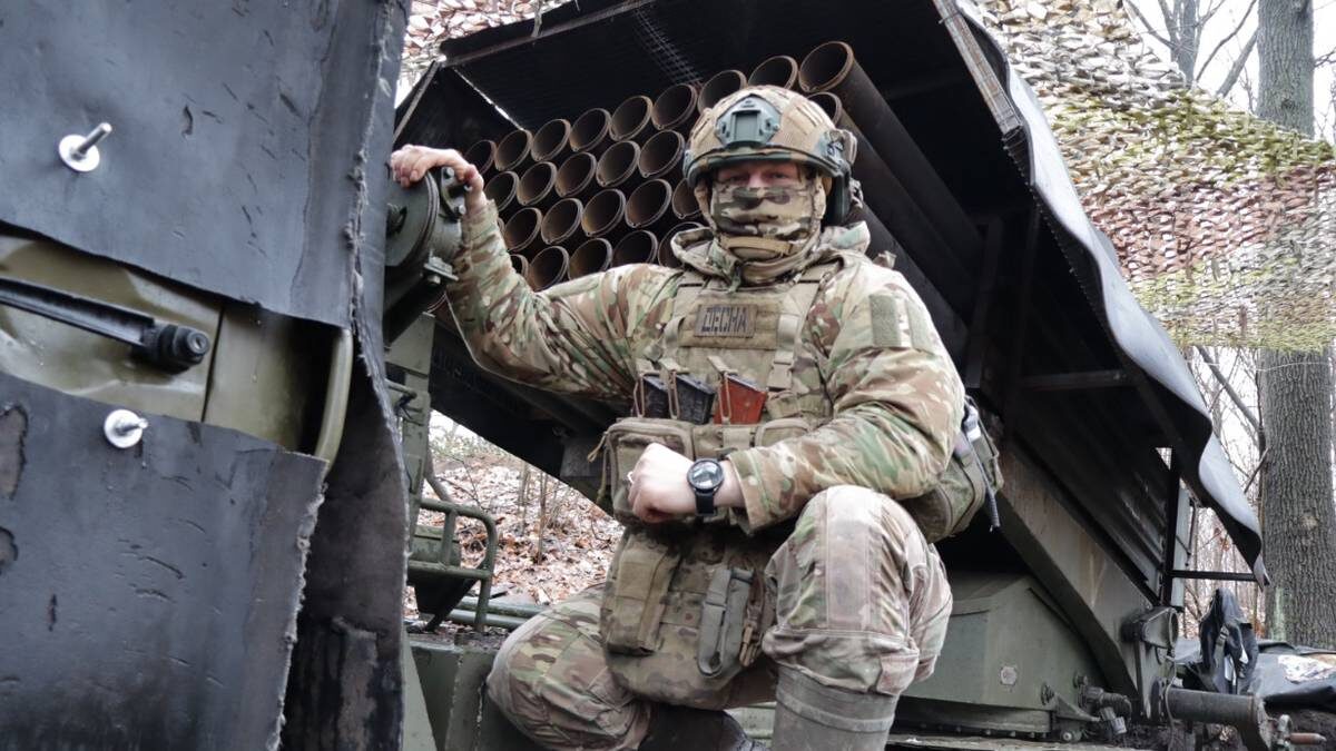    Командир боевой машины РСЗО «Град» с позывным «Десна» вместе со своим подразделением выполняет задачи на добропольском направлении в составе группировки войск «Центр» / Фото: Арсений Козырев