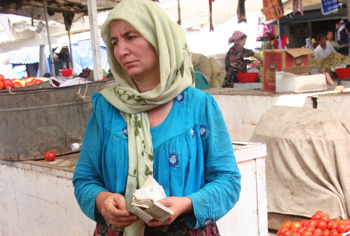 Женщина на базаре. Архивное фото: Asia-Plus