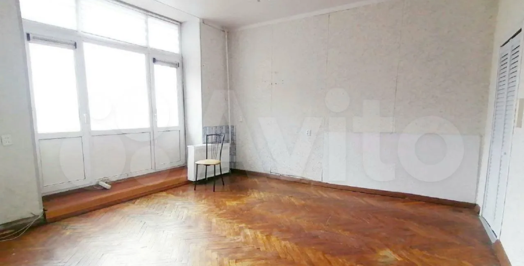 Комната в сталинке с видом на Неву - всего три комнаты, балкон и разумная цена.