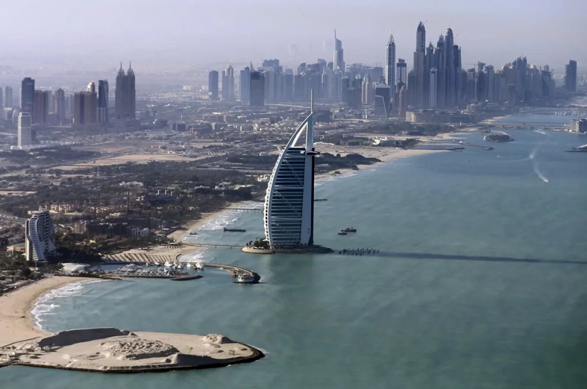    Наиболее уязвимой пока выглядит недвижимость ОАЭ, которая росла как на дрожжах и куда в том числе вкладывали деньги экспаты.