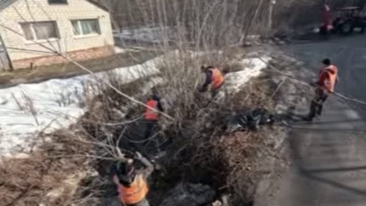    В микрорайонах Курска подрядчики приступили к расчистке ливневой канализации