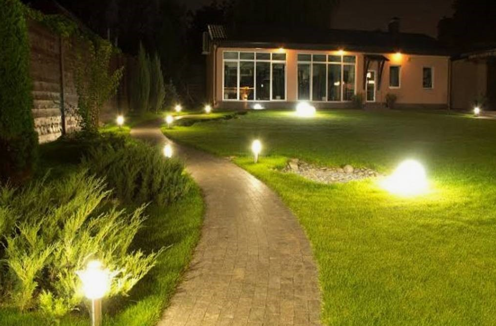 Теплое освещение на участке