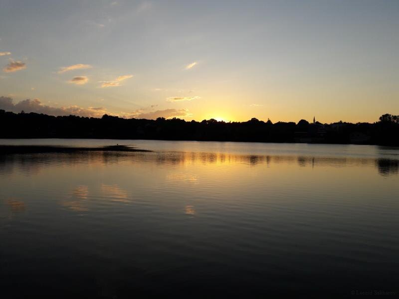 Закат на низком берегу.