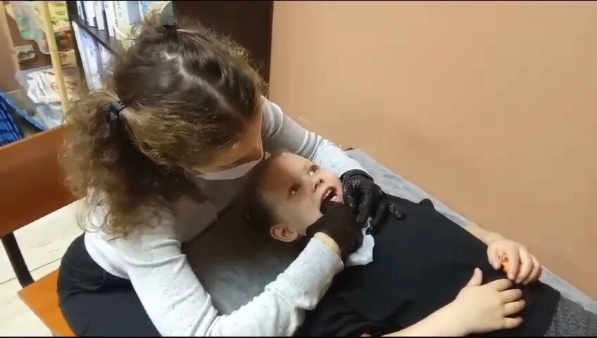 Основной этап — воздействия на мышцы языка, щек, губ и мягкого неба.