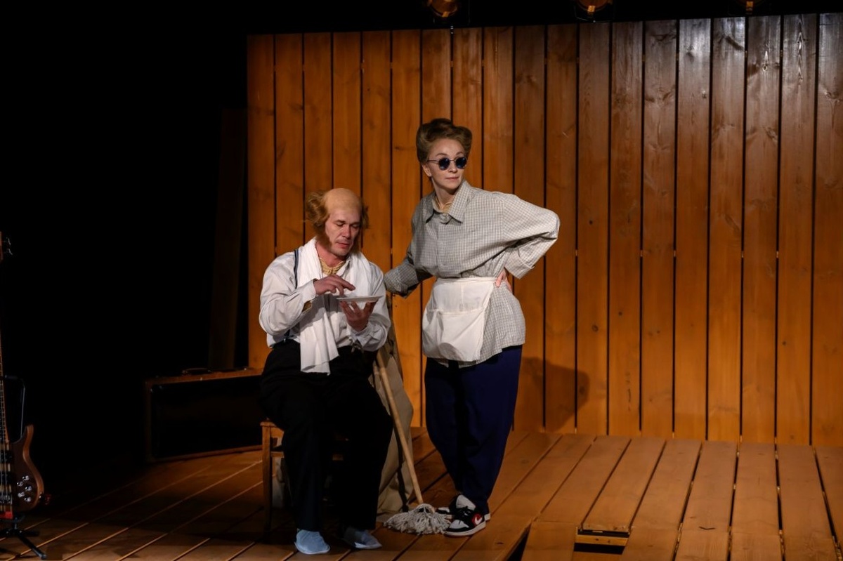 Сцена из спектакля «Осень». МХТ им. А.П. Чехова, Новая сцена. Фото с сайта театра.